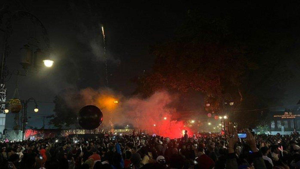 Pesta-kembang-api-di-Alun-alun-Bandung-berujung-petaka.jpg