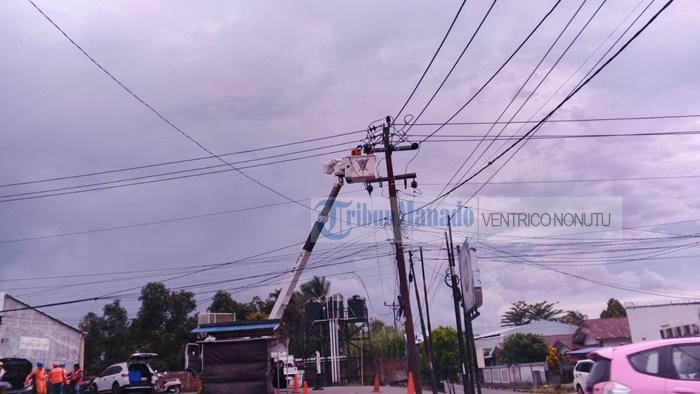 Petugas-PLN-perbaikanpeningkatan-kualitas-aliran-listrik-di-daerah-Kalawat-Minut.jpg