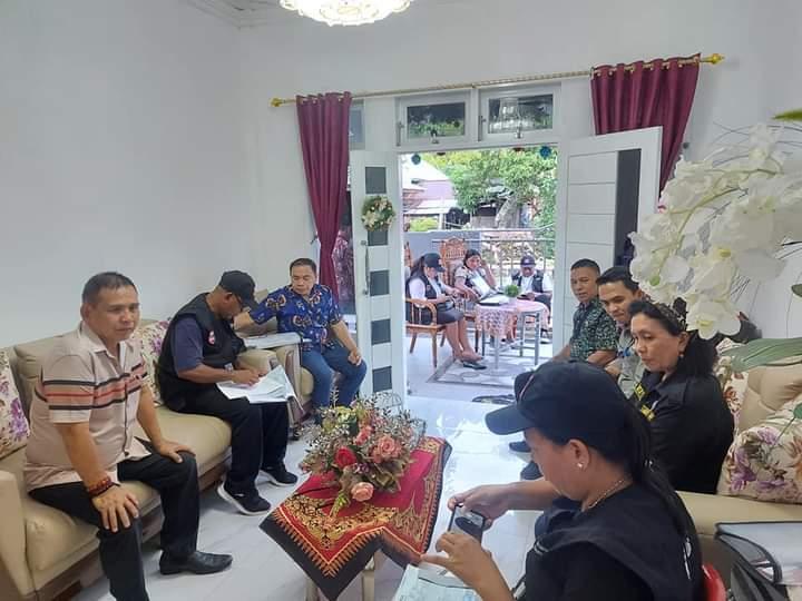 Petugas-Pantarlih-saat-mendatangi-rumah-Ketua-DPRD-Sitaro-Djon-Janis.jpg