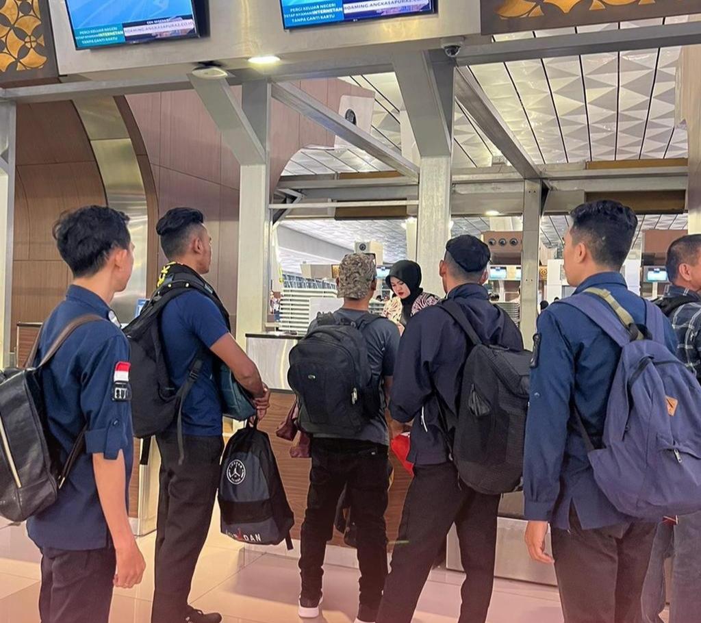 Petugas-Rudenim-Manado-saat-mendeportasi-WNA-Filipina-fhdhfghfghfghf.jpg