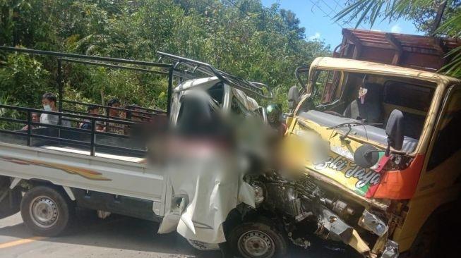 Pikap-dan-Truk-Tabrakan-dua-orang-meninggal-dunia.jpg