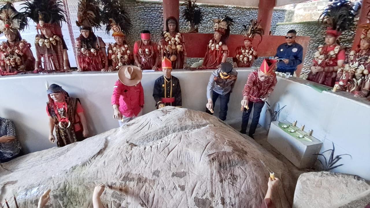 Ikut Prosesi Adat Watu Pinawetengan, Noudy Tendean Ajak Warga Lestarikan Situs Budaya di Minahasa