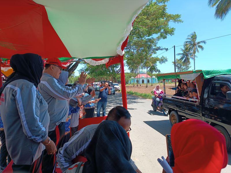 Pj-Bupati-Bolmong-melepas-peserta-gebyar-PAUD-di-depan-kantor.jpg