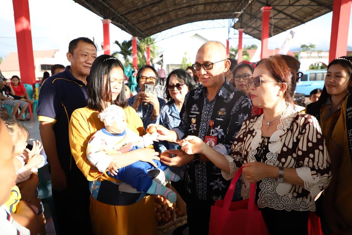 Pj-Bupati-Mitra-Ronald-Sorongan-dan-istri-saat-membagikan-makanan-ke-balitao90.jpg