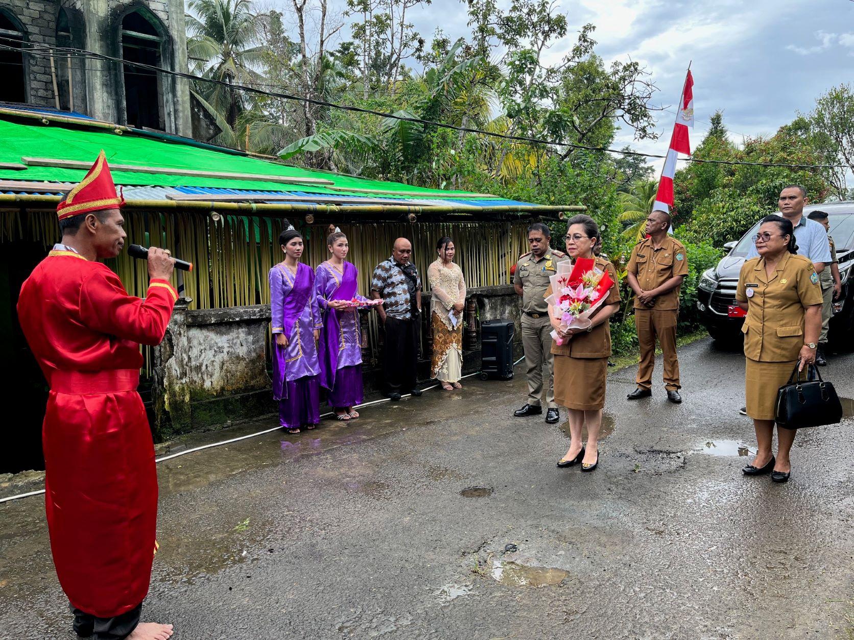 Hadiri HUT ke-30 GMIST Sembuntuang Betau, Pj Bupati Kepulauan Sangihe Sumbang 100 Sak Semen