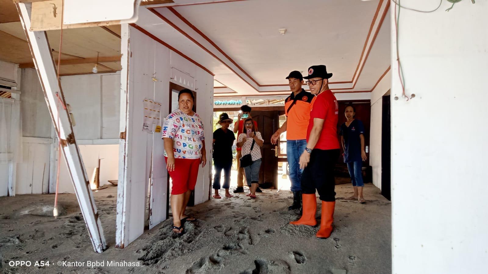 Plt-BPBD-Shandro-A-Mogot-SE-Msi-telah-turun-untuk-ke-lokasi-bencana-gelombang-pasang.jpg
