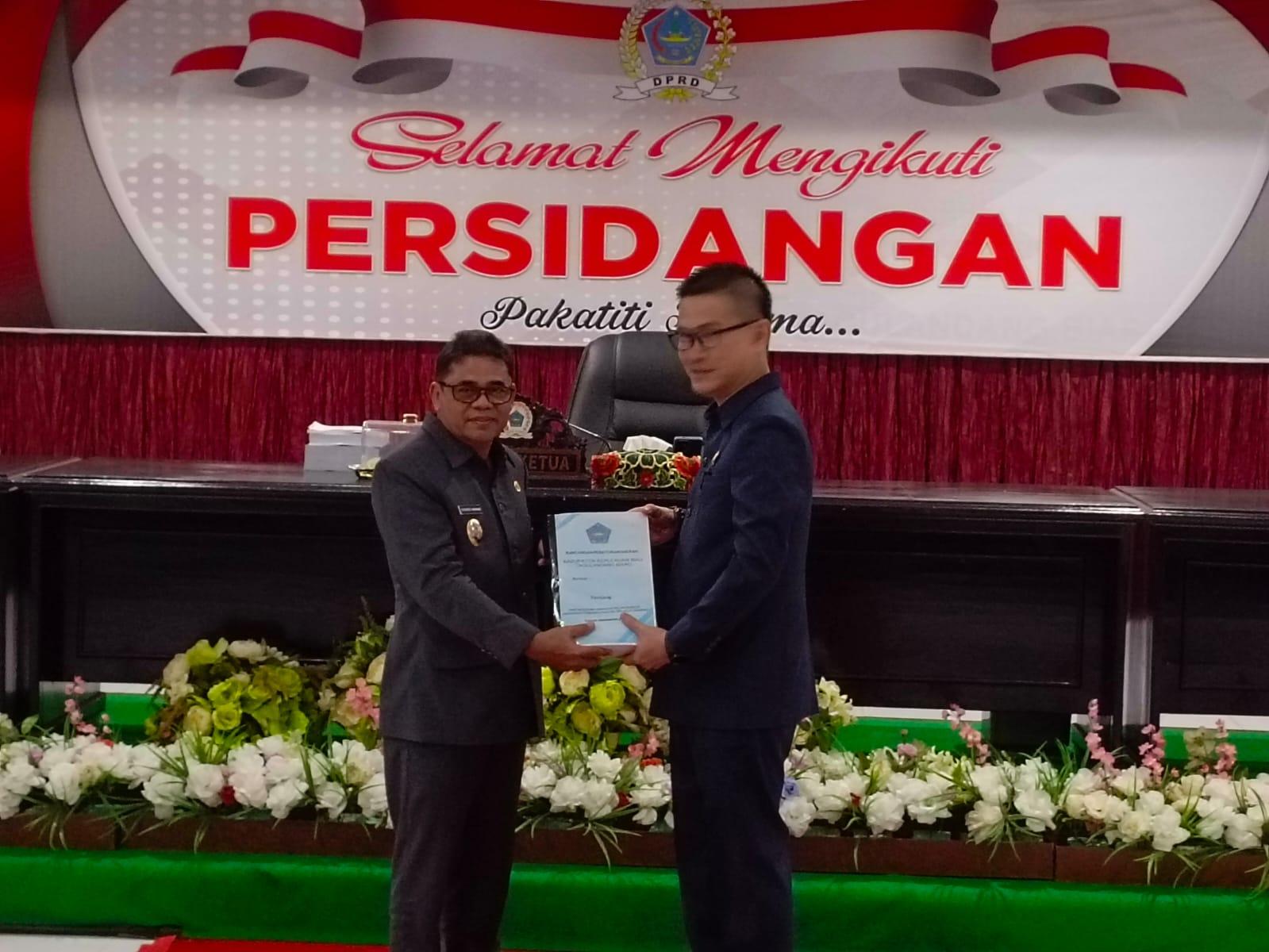 Plt Bupati Heronimus Makainas Sampaikan Ranperda Pertanggungjawaban APBD 2025 ke DPRD Sitaro - Tribunmanado.co.id
