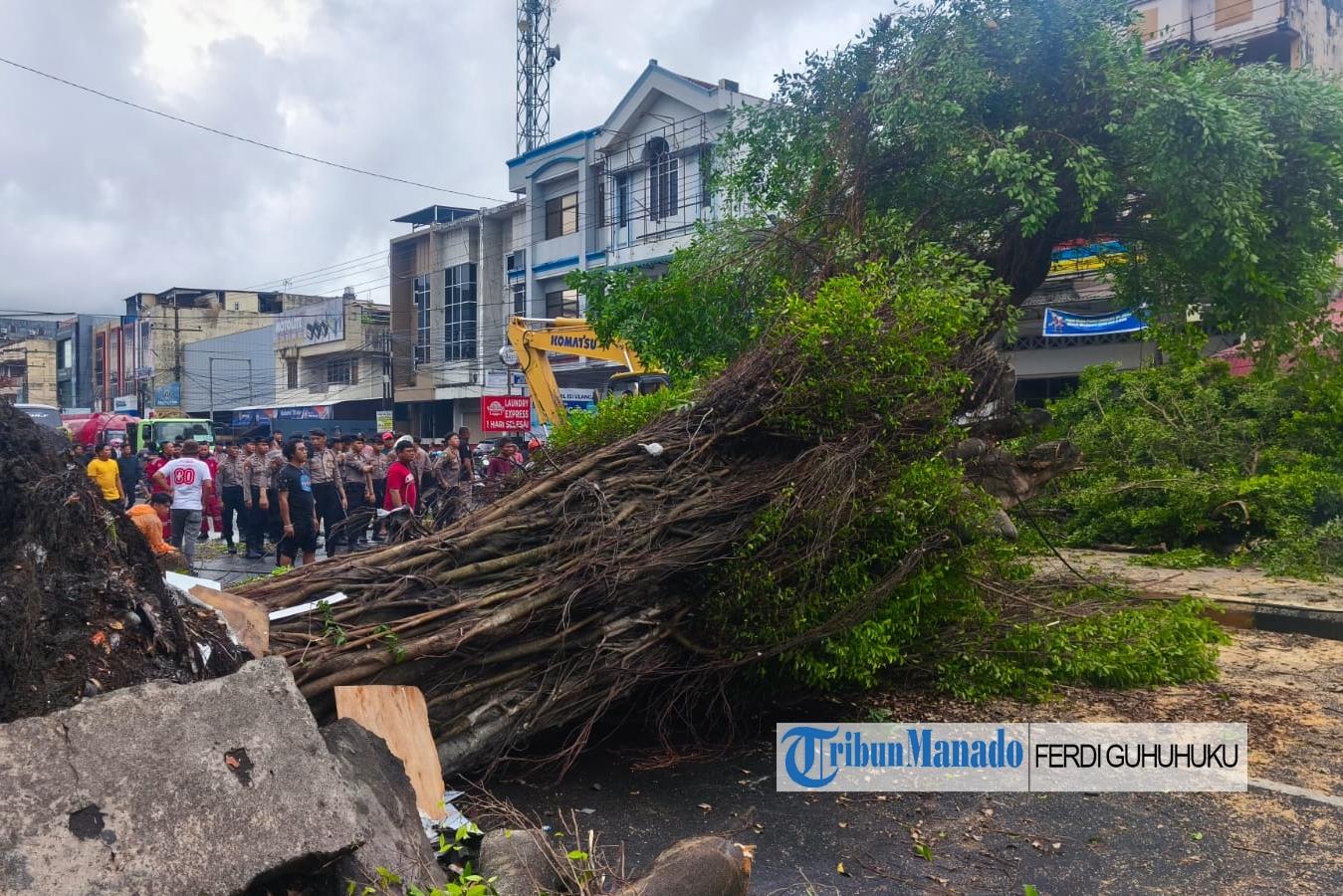 Pohon-tumbang-di-Jalan-RW-Monginsidi-Kota-Manado-Sulawesi-Utara-Jumat-14-November-2025.jpg