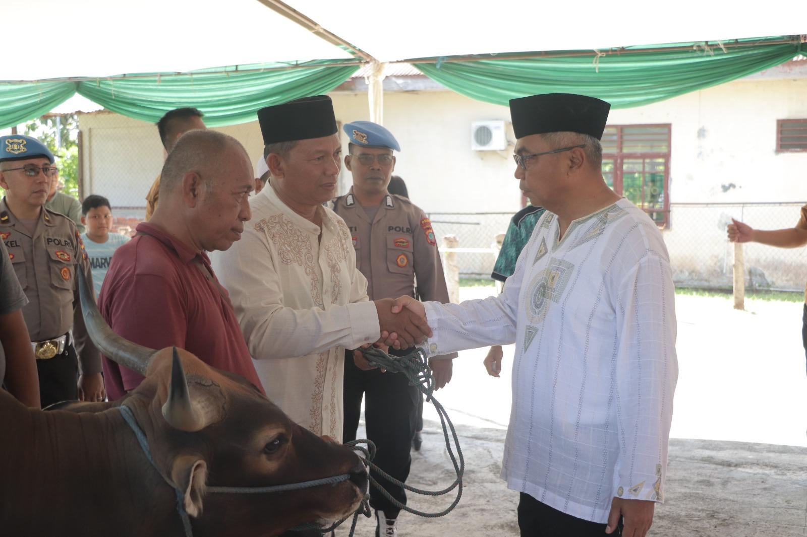 Polda Sulut dan Jajaran Sumbang 98 Hewan Kurban, Irjen Setyo: Kita Harus Berbagi dengan Masyarakat
