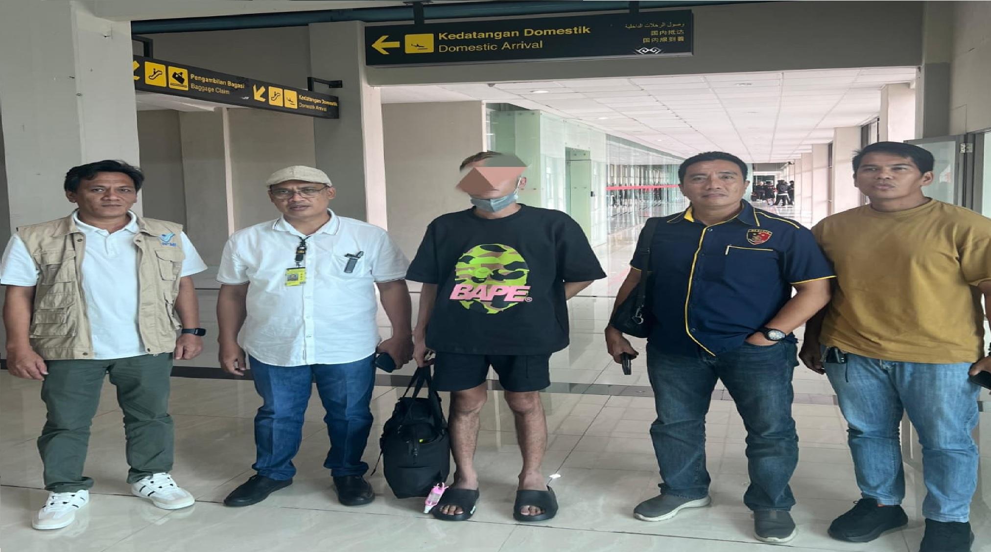 Polisi-Amankan-Seorang-HRD-Perusahaan-Scam-Kamboja-di-Bandara-Sam-Ratulangi-Manado.jpg