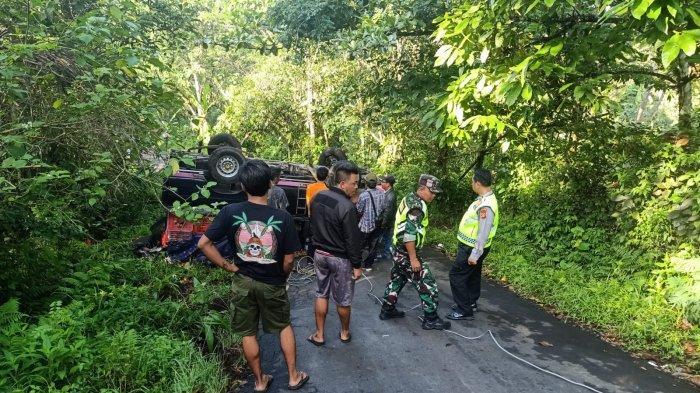 Polisi-bersama-warga-saat-mengevakuasi-mobil-pikap-yang-terbalik-di-jalur-Desa-Sepang.jpg