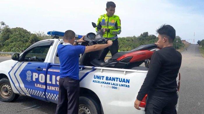 Polisi-membawa-sepeda-motor-yang-terlibat-dalam-kecelakaan-hari-ini-di-Tanjungpinang.jpg
