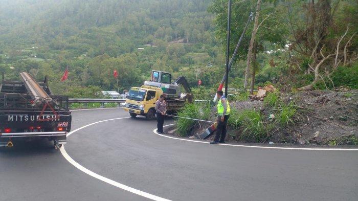 Polisi-saat-melakukan-olah-TKP-di-lokasi-kecelakaan-kintamani-bali.jpg