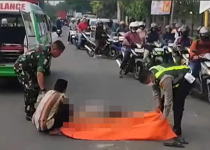 Polisi-saat-mengevakuasi-korban-dan-melakukan-olah-TKP-di-Jalan-Raya-Desa-Tenaru.jpg