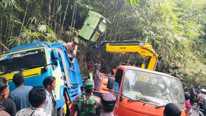 Polisi-saat-menindaklanjuti-kecelakaan-lalu-lintas-di-tanjakan-Banjar-Landih.jpg
