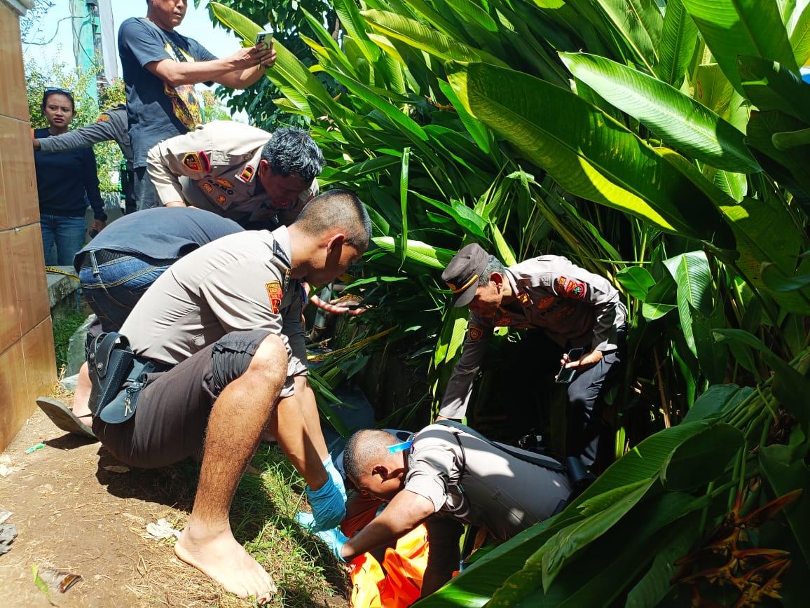 Polsek-Malalayang-mengevakuasi-jenazah-Farino-Andreas-Landeng-hjkghjghjuououiuio.jpg