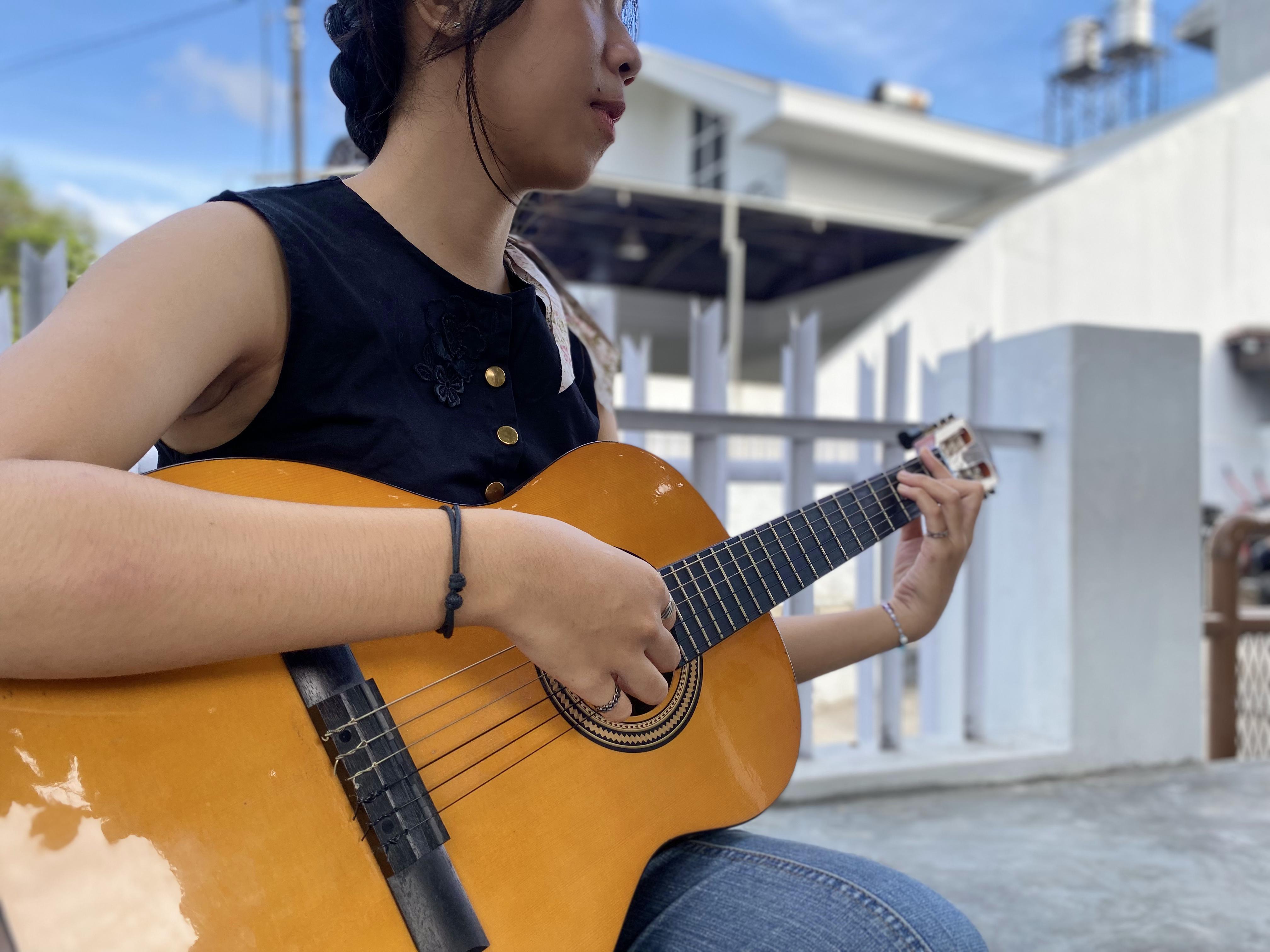 Potret-Cewek-Cantik-Main-Gitar-di-Manado-Sulawesi-Utarahfghfgh678jghjhgj.jpg