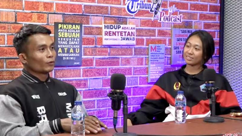 Potret-Coach-Willy-dan-Juvanda-Prisilia-Sandinganeng-di-Studio-Podcast-Tribun-Manado.jpg