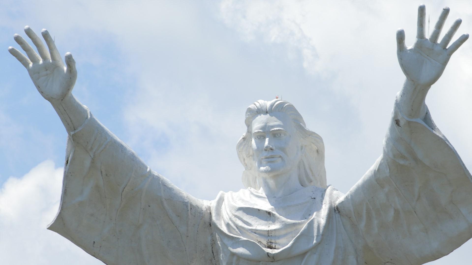 Potret-Keindahaan-Monumen-Patung-Tuhan-Yesus-Memberkati-Manado-Sulawesi-Utarafghjfgh.jpg
