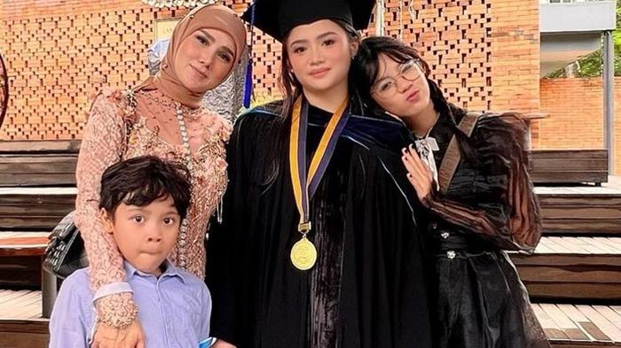 Potret-Mulan-Jameela-saat-hadiri-acara-wisuda-Tiarani-Savitri.jpg
