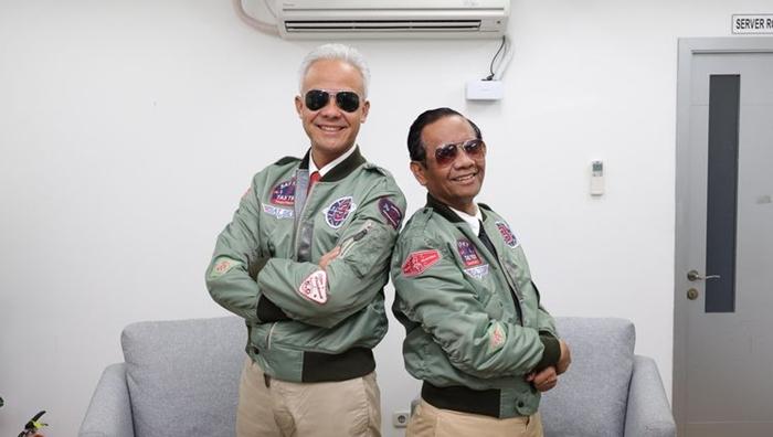Potret Paslon Ganjar-Mahfud di Debat Capres Kedua, Pakai Jaket 'Couple Top Gun' dan Kaca Mata Hitam