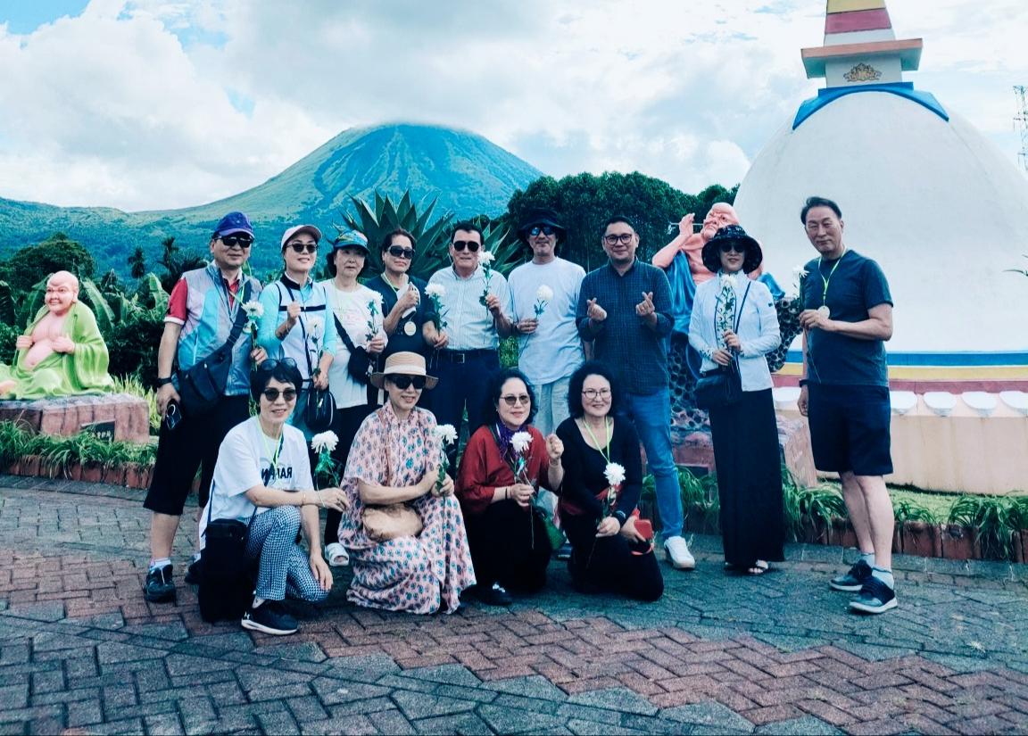 Potret-Sejumlah-wisatawan-asal-Korea-Selatan-berkunjung-ke-berbagai-destinasi-wisata-di-Kota-Tomohon.jpg