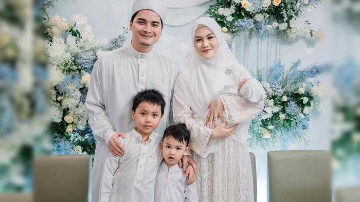 Potret-keluarga-Alvin-Faiz-dan-Henny-Rahman-lengkap-dengan-Yusuf-dan-Zayn.jpg
