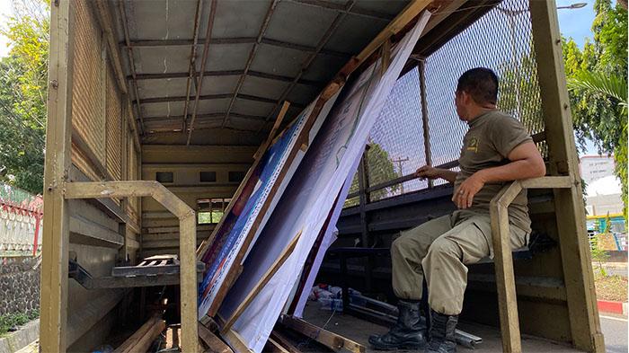Foto Baliho Caleg yang Dicopot di Manado Sulawesi Utara pada Hari Pertama Kampanye, Melanggar Aturan