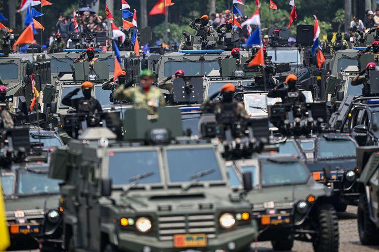Prajurit-TNI-menaiki-alutsista-saat-mengikuti-defile-pasukan-saat-peringatan-Hari-Ulang-Tahun-TNI.jpg