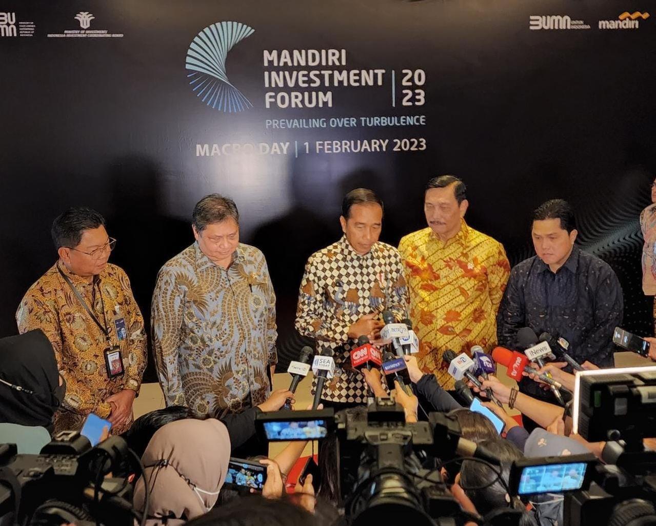 Presiden-Joko-Widodo-didampingi-Menko-Maritim-dan-Investasiggfj.jpg