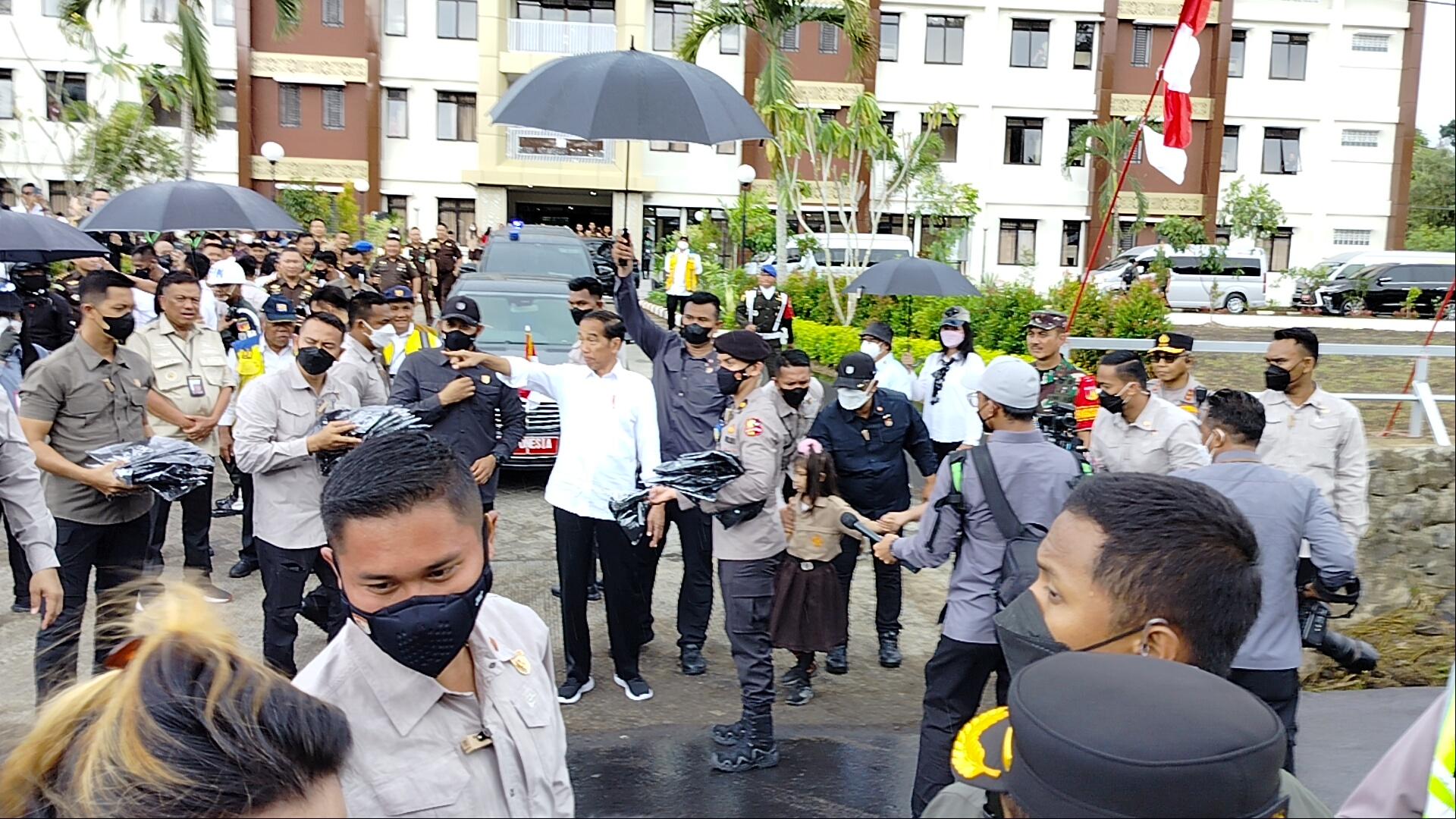 Presiden-Joko-Widodo-saat-menyapa-warga-Jumat-20-Januari-2023-hdhgfhfg.jpg