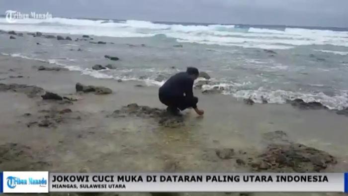 Presiden-ke-7-RI-Joko-Widodo-saat-mencuci-muka-di-pantai-Pulau-Miangas-Talaud-Sulut.jpg