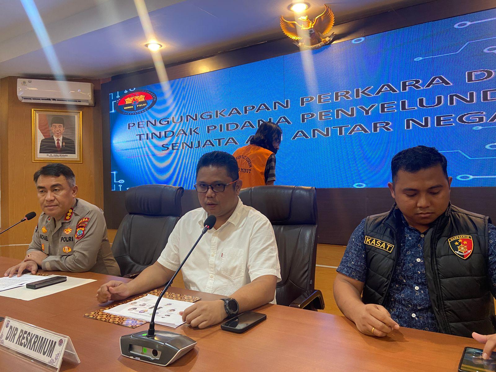 Press-conference-pengungkapan-penyelundupan-senjata-hfghfgh.jpg