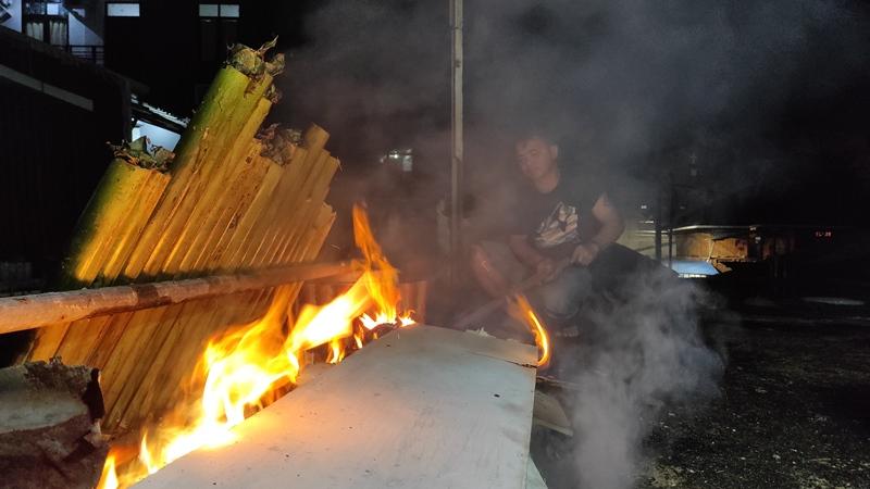 Proses-memasak-dalam-bambu-dan-nasi-jaha-tradisi-khas-Pengucapjghjghj.jpg