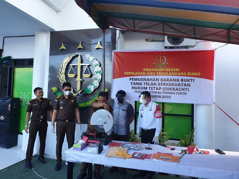 Kejari Kepulauan Sitaro Sulawesi Utara Musnahkan Barang Bukti Perkara Pidana Umum Tahun 2022