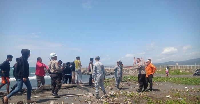 Proses-pencarian-seorang-pria-yang-hilang-di-Pantai-Kema-Minahasa-Utara909.jpg