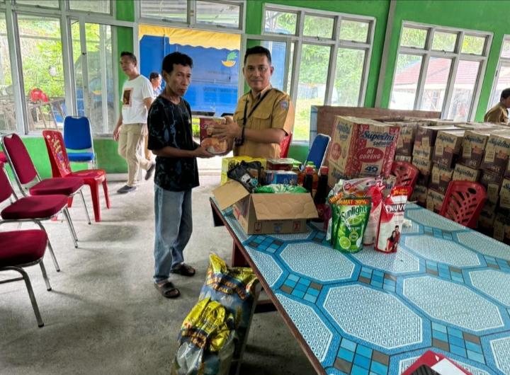 Proses-penyaluran-bantuan-yang-dilaksanakan-Dinas-Sosial-Sitaro-uy784.jpg