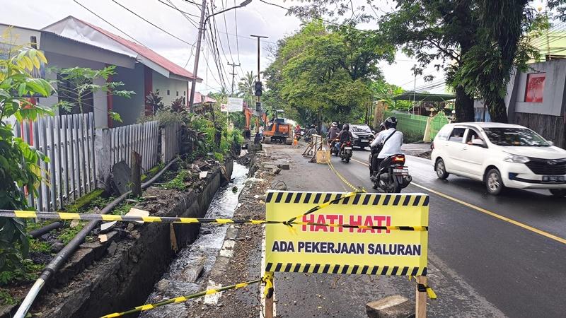 Proses-perbaikan-selokan-yang-ada-di-jalan-Sam-Ratulangi-Kecamatan-Wanea-Manado.jpg