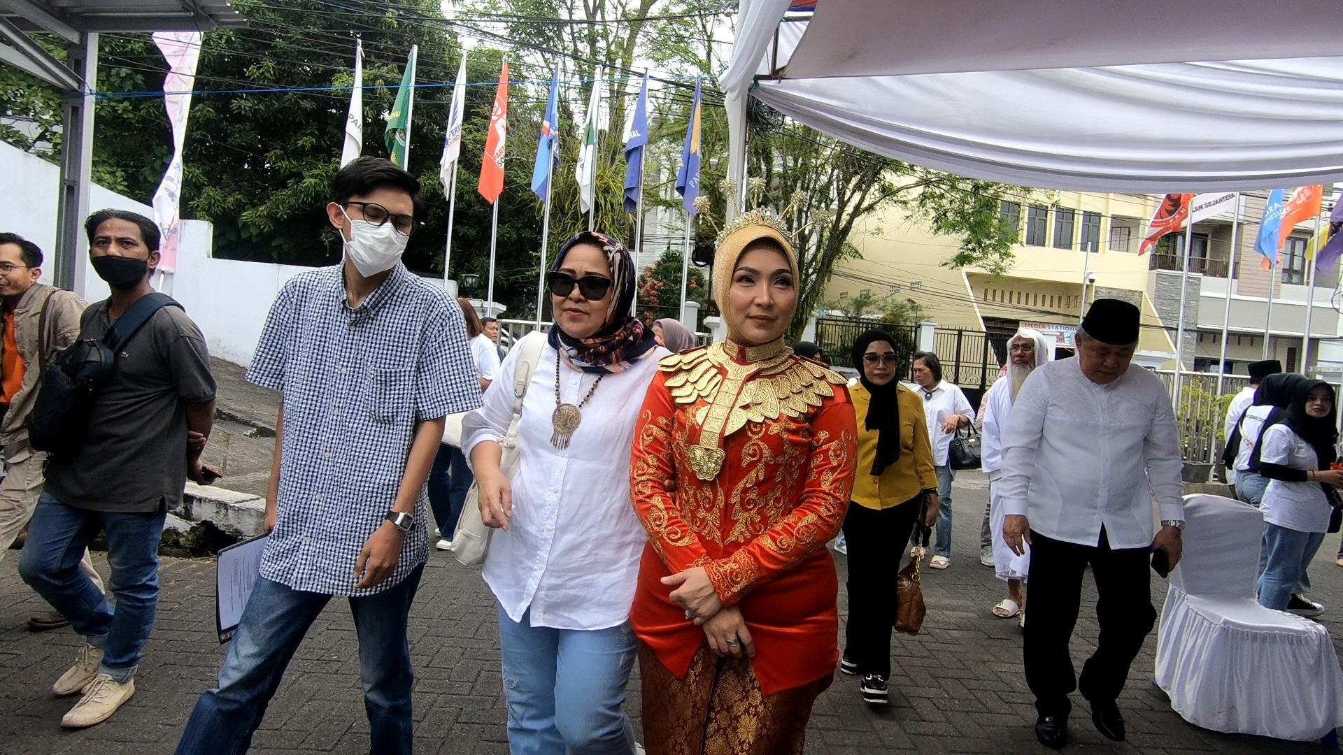 Putri Rezeki Kasad Daftar di KPU Sulut Sebagai Calon DPD RI