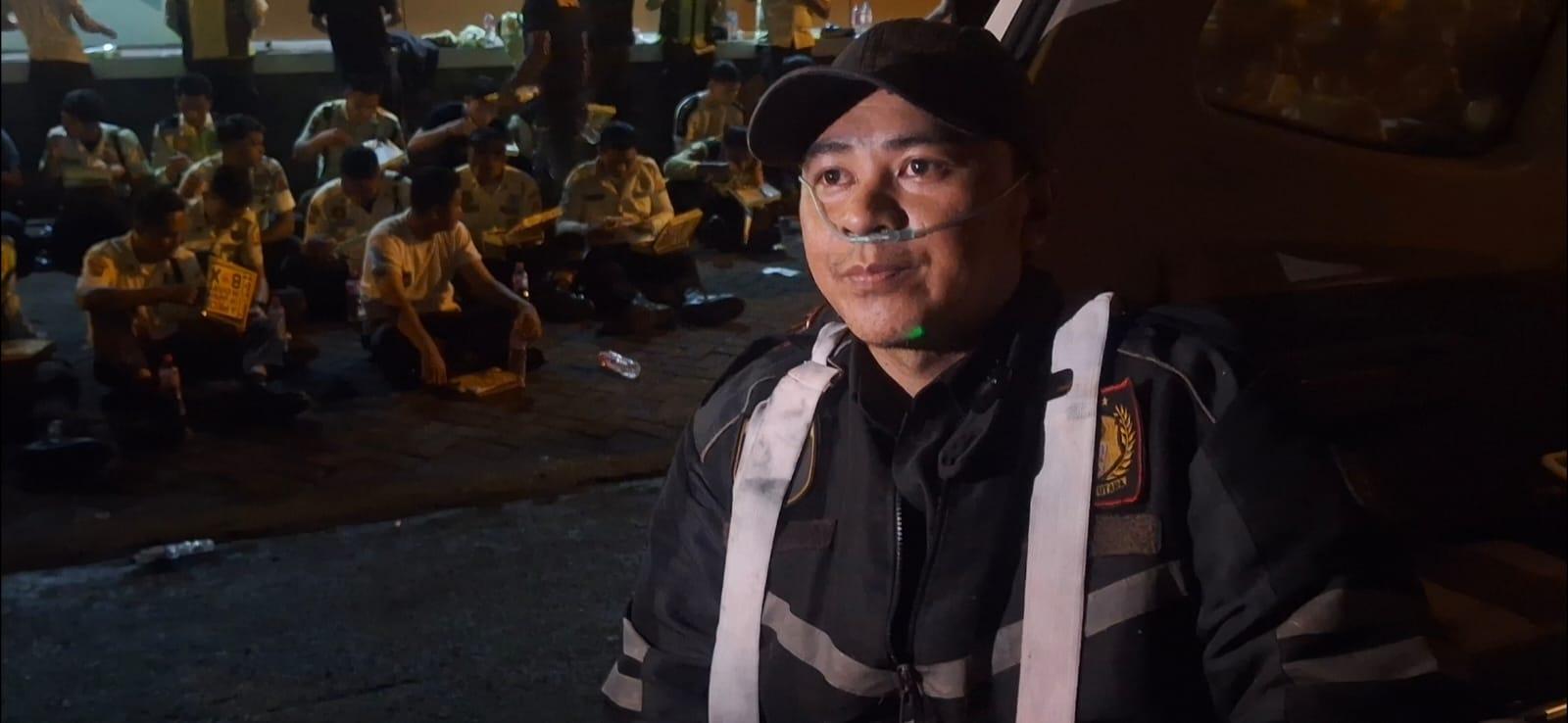 RELAWAN-Oktavianus-relawan-yang-ikut-evakuasi-korban-kebakaran-di-Mega-Mall78-0909.jpg