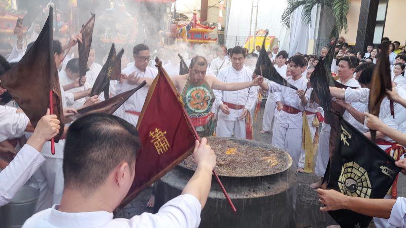 Intip Ritual Masak Minyak Obat di Klenteng Kwan Kong Manado, Ada Turis Cina dan Amerika Serikat
