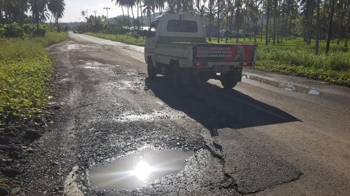 RUSAK-Kondisi-ruas-jalan-di-Desa-Binjeita-boltara.jpg