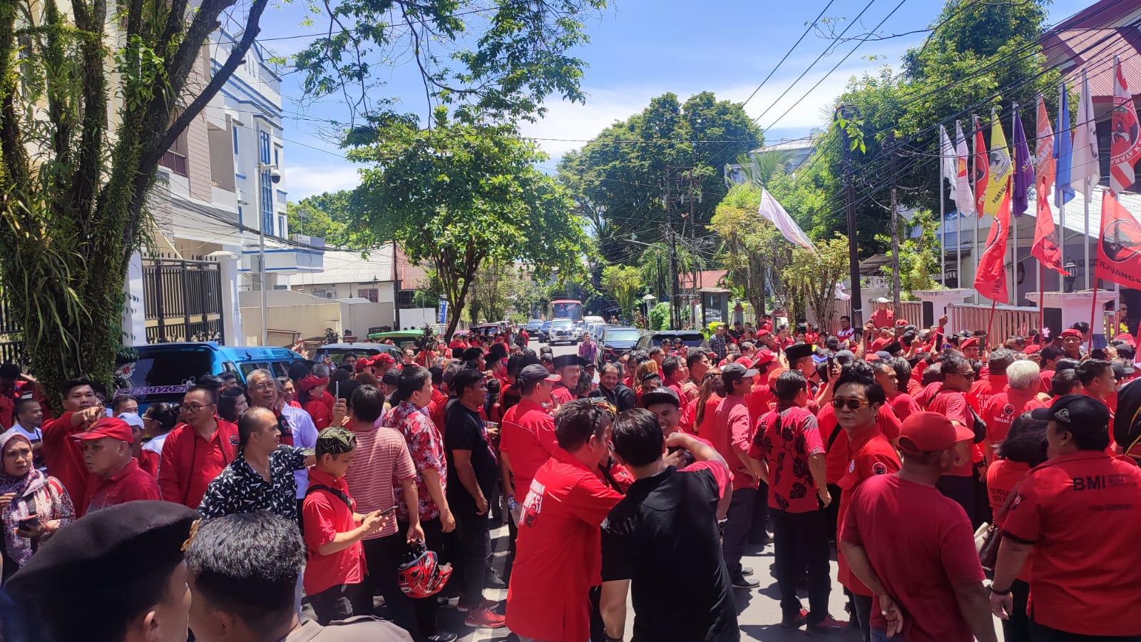Ratusan Kader PDIP dan Relawan Padati Kantor KPU Sulawesi Utara, Kawal Pendaftaran Bacaleg