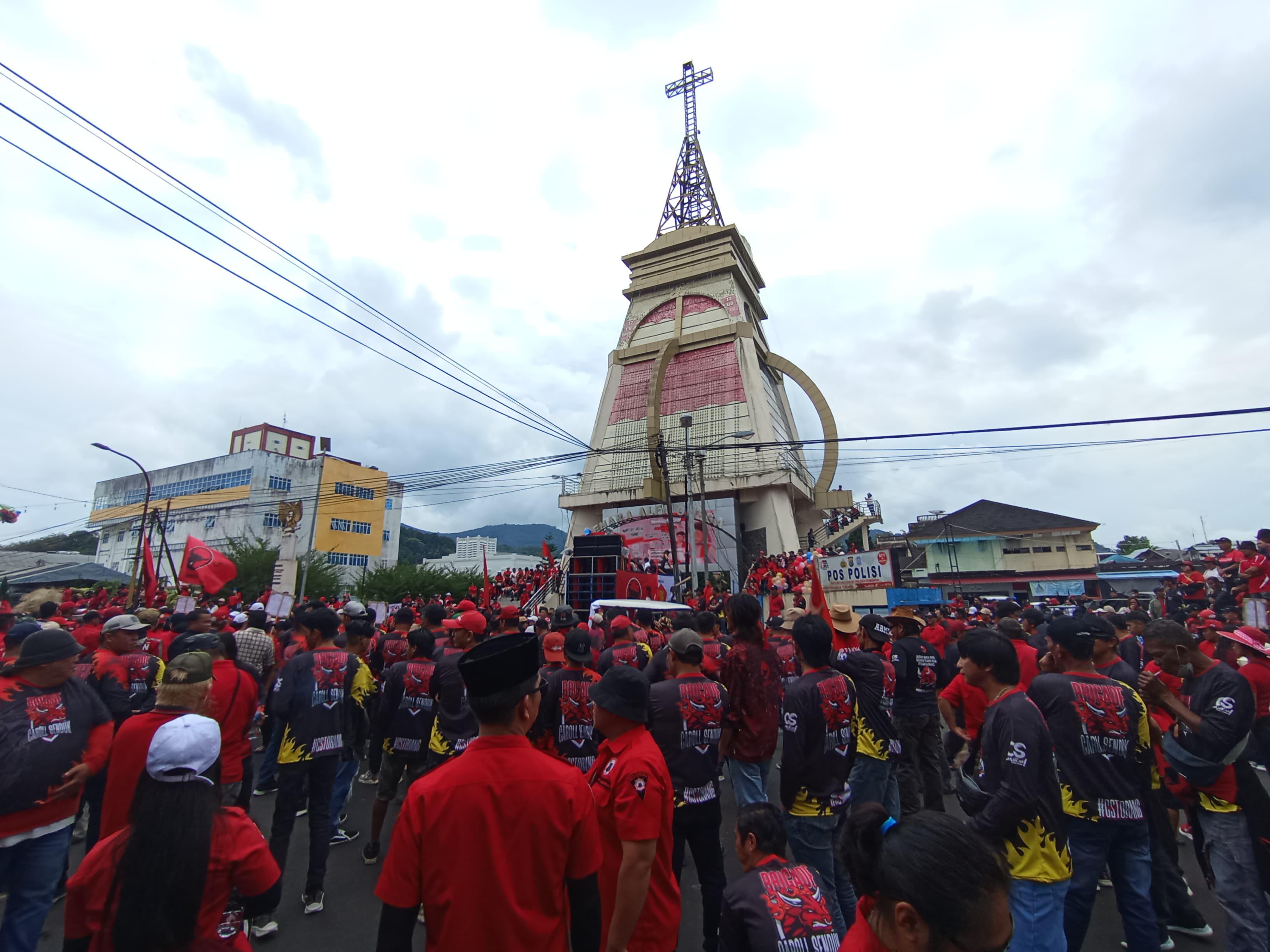 Ratusan-Pendukung-Caroll-Sendy-padati-Lokasi-Menara-Alfa-Omegajjghjg.jpg