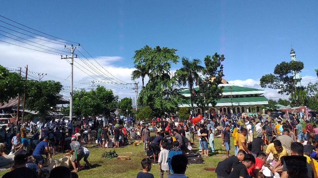 Ratusan Warga Mocil Kotamobagu Sulut Antusias Saksikan Pemotongan Puluhan Hewan Kurban di Idul Adha