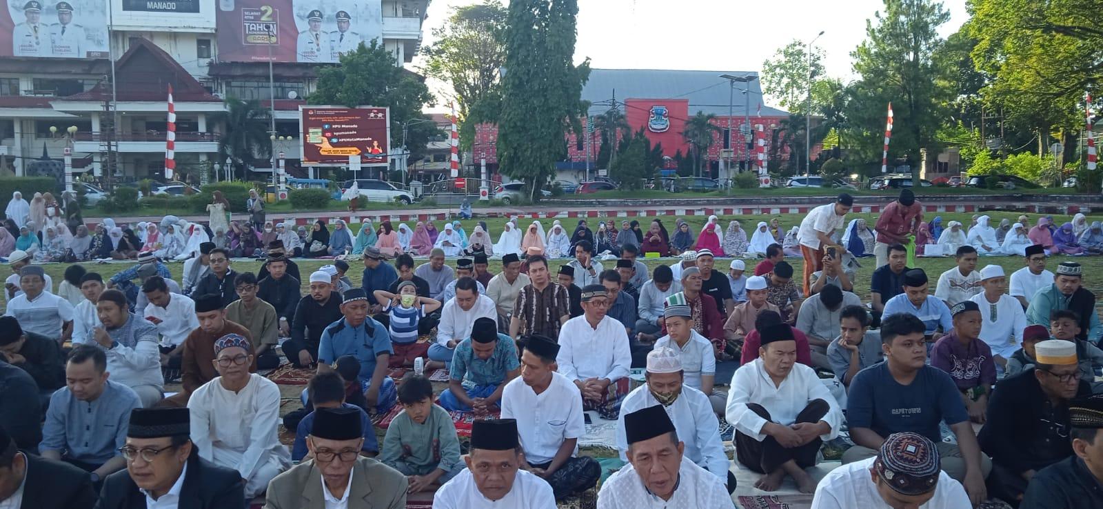 Ratusan-umat-Muslim-mengikuti-Sholat-Idul-Adha-1444-Hijriah-di-Lapagan-Sparta-Tikala-Manado.jpg