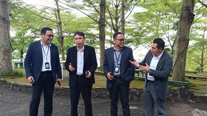 Regional-Mikro-Banking-Head-BRI-Region-16-Manado-Rizky-Andhika-bersama-jajaranza.jpg