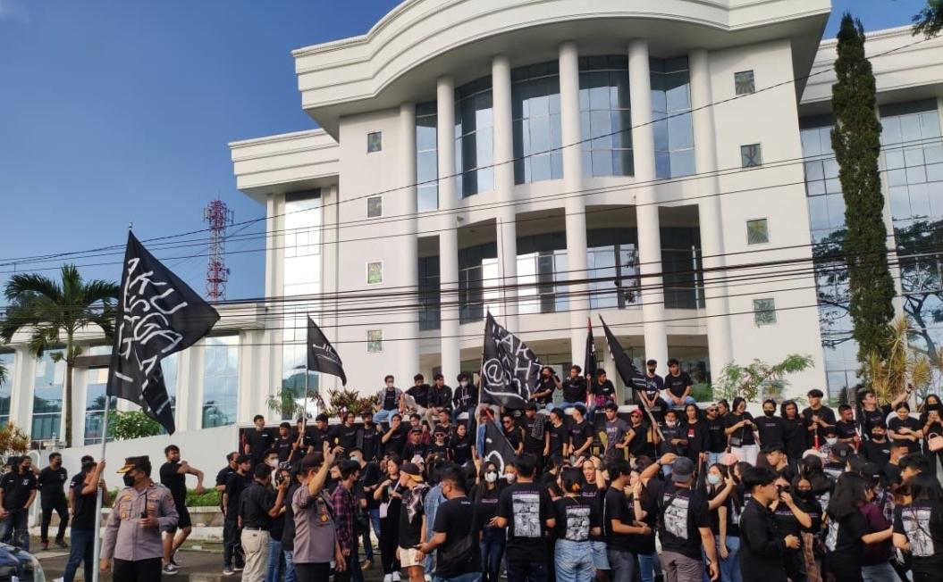 Ribuan Pemuda Gelar Aksi di Depan Kantor Sinode GMIM