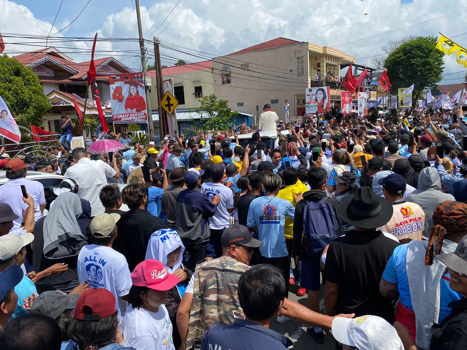 Ribuan-Pendukung-Prabowo-Padati-Jalan-Raya-Langowan-Minahasadfhdhgh.jpg