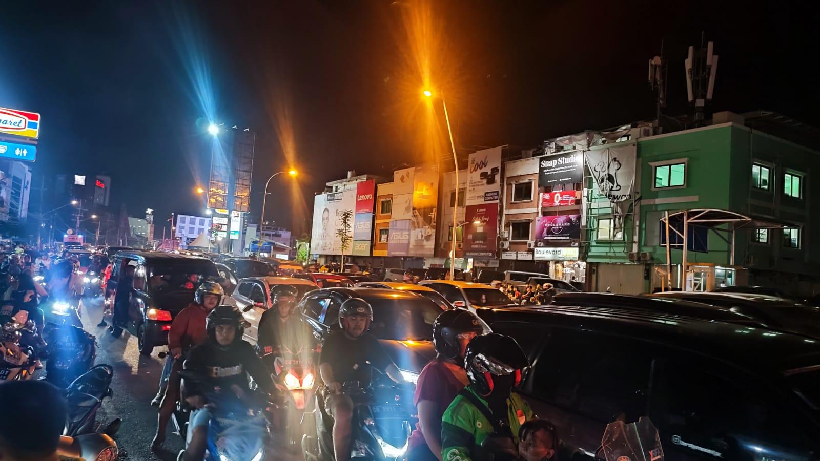 Konvoi Malam Takbiran Menggunakan Mobil dan Motor, Ribuan Umat Muslim di Manado Hanyut dalam Euforia